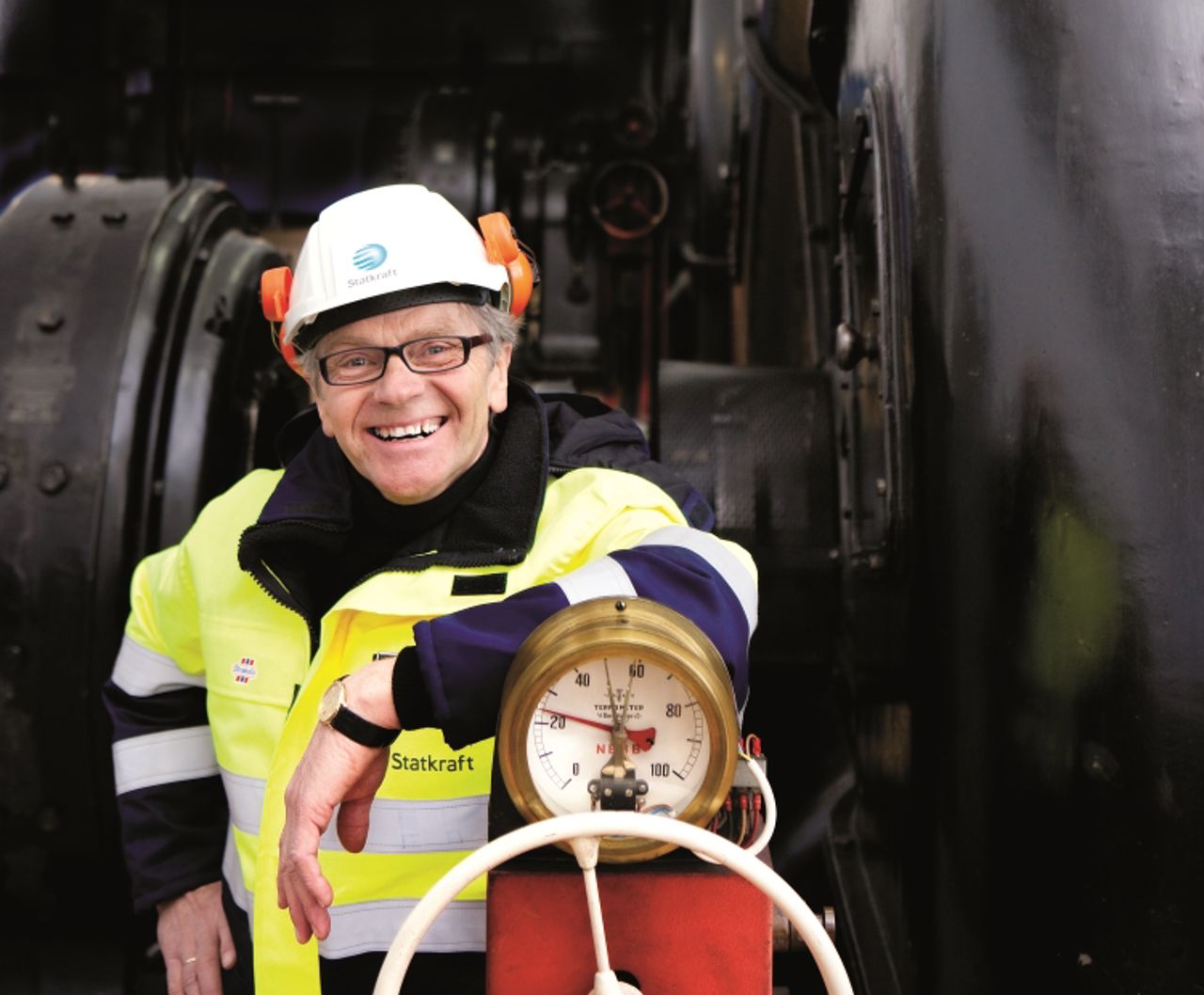 Smiling Statkraft employee with helmet